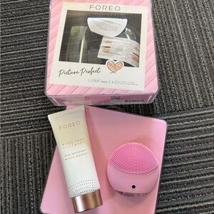 FOREO pink LUNA mini 2 silicone facial cleanser set